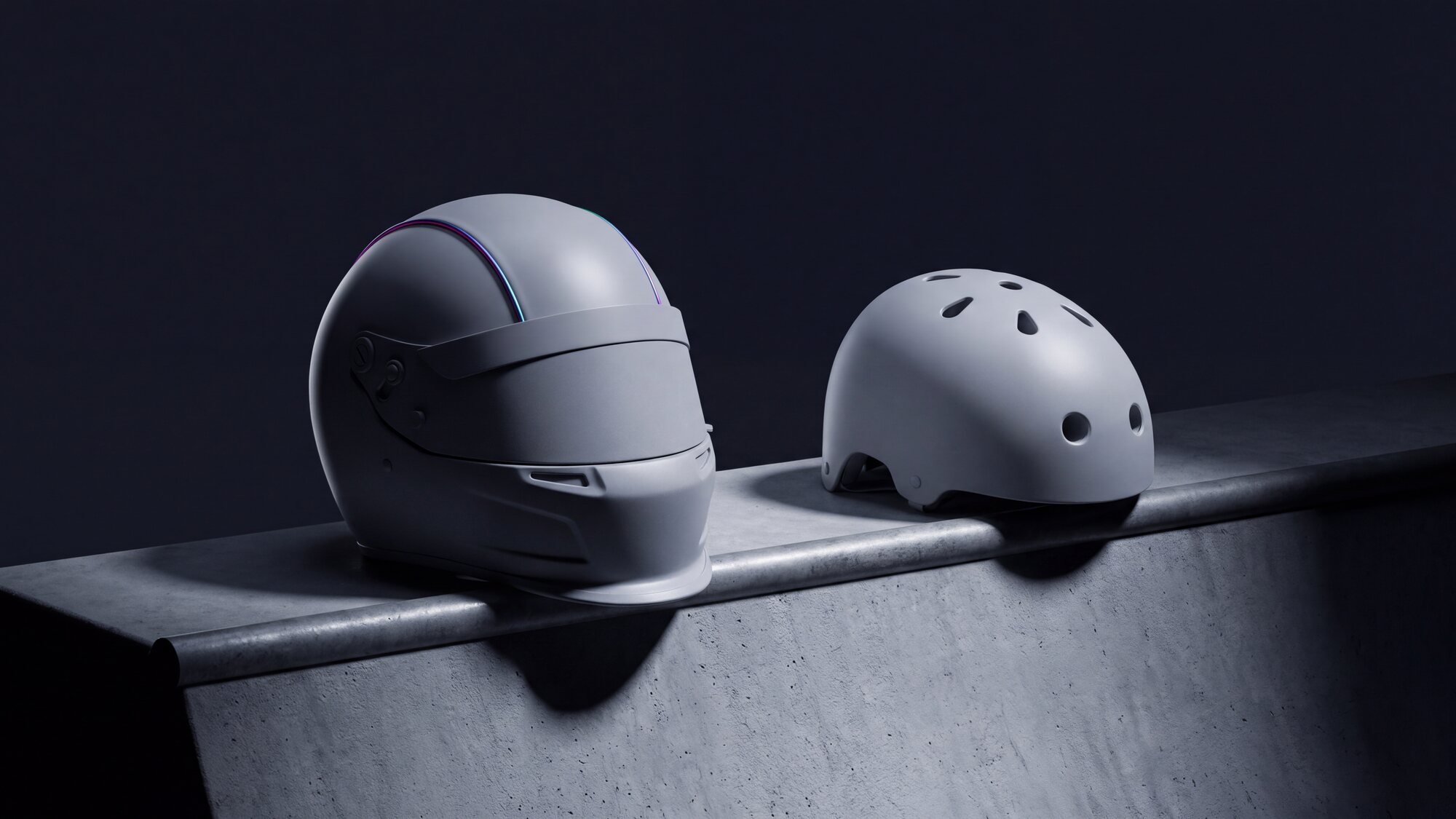 Illustrazione: un casco integrale da BMX Race e un casco a calotta rigida da freestyle appoggiati sul bordo di una rampa